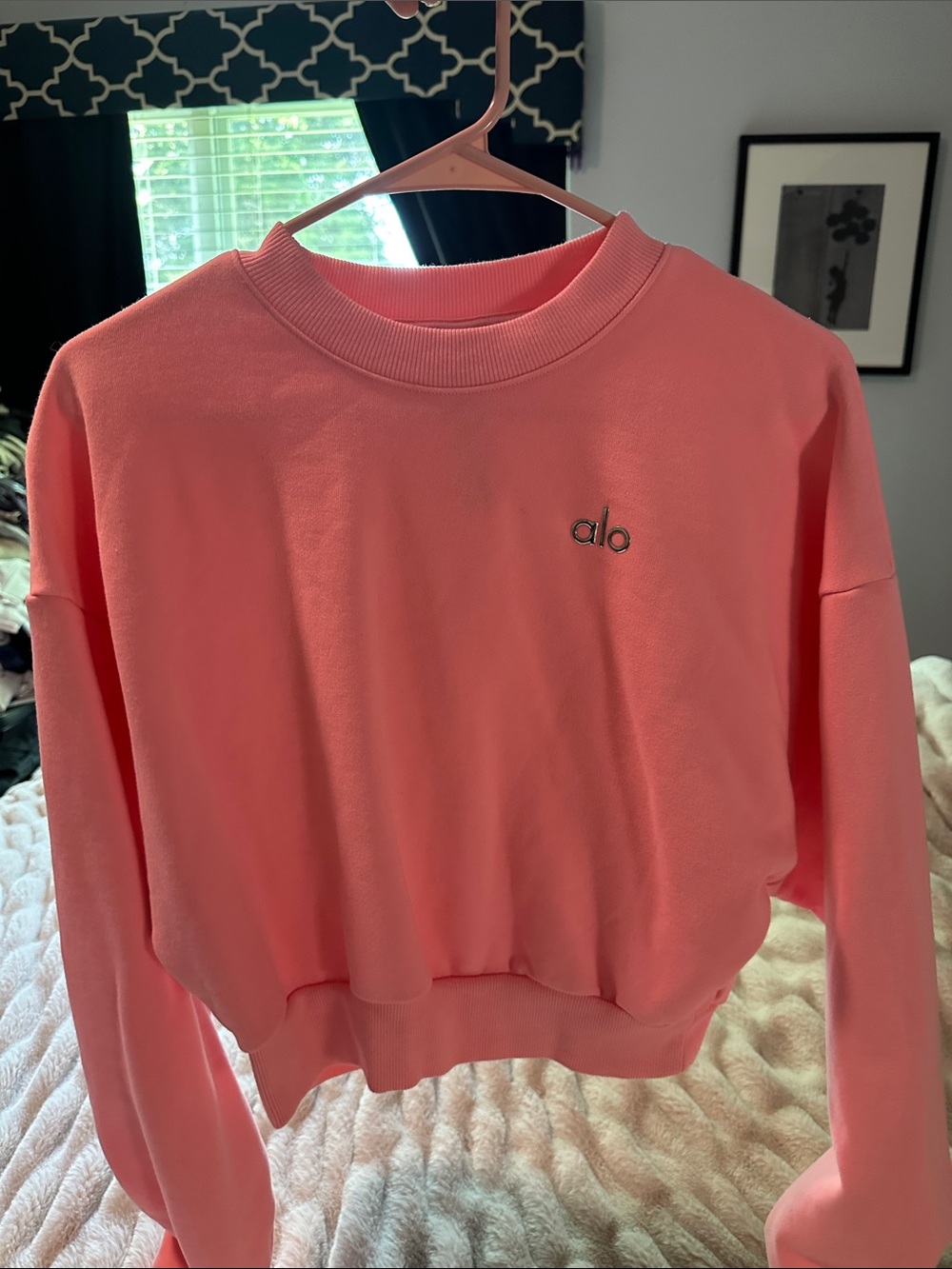 ALO Yoga Neon Bubblegum Pink Cropped Accolade Crewneck Sweatshirt Medium - Picture 7 of 11